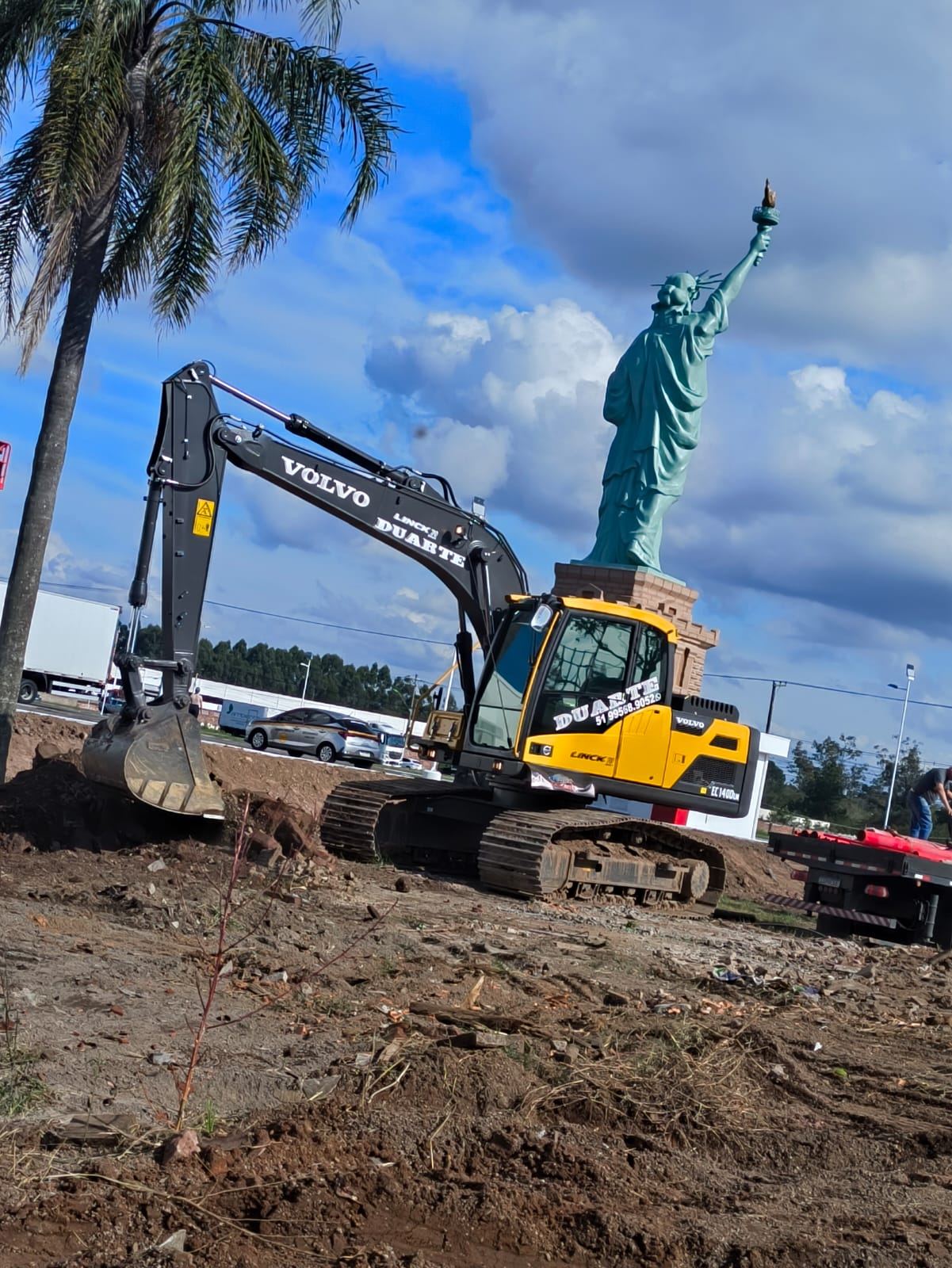 Escavadeira Volvo da Duarte Terraplanagem em obra