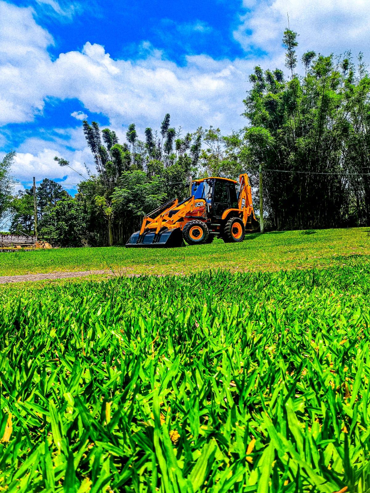 Retroescavadeira JCB da Duarte Terraplanagem em campo