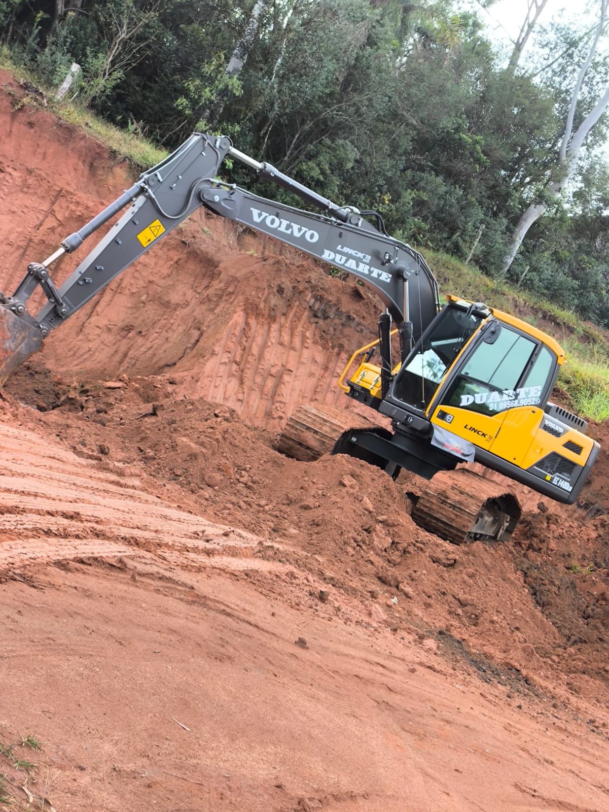 Escavadeira Volvo em corte de terra